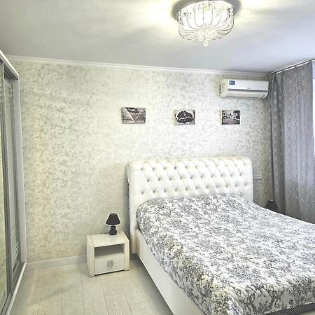 Black And White Apartment 基希讷乌 外观 照片