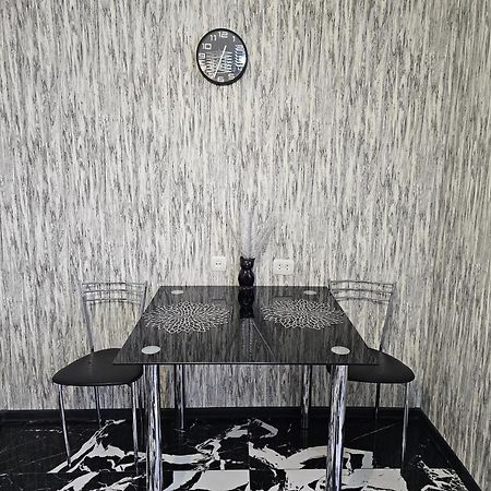 Black And White Apartment 基希讷乌 外观 照片