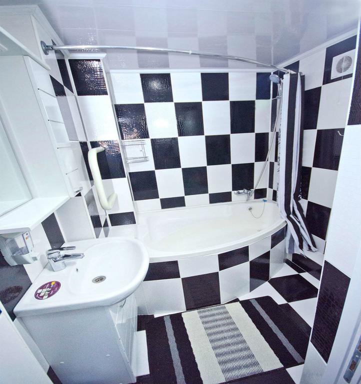Black And White Apartment 基希讷乌 外观 照片